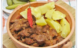 Marhalábszár-pörkölt bográcsban