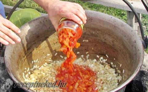 Paprikás krumpli bográcsban