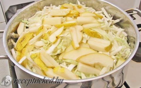 Párolt káposzta vilmoskörtével, fehérborral