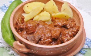 Szürkemarha pörkölt bográcsban (almával)