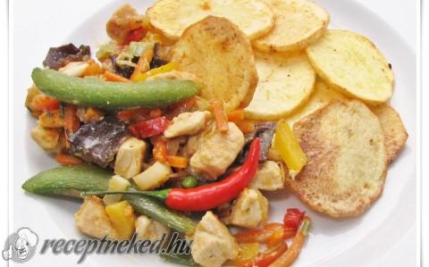 Csirkemell falatok Thai zöldségkörettel