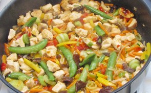 Csirkemell falatok Thai zöldségkörettel