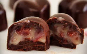 Meggyes csokoládékrémmel töltött bonbon