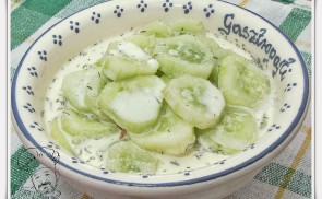 Tejfölös, joghurtos uborkasaláta