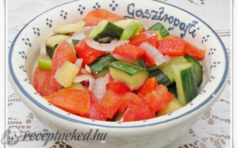 Vegyes saláta savanyúságlével