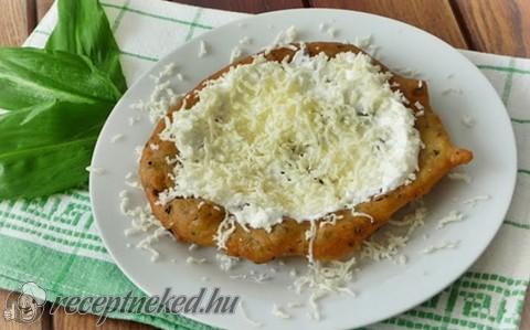 Medvehagymás lángos
