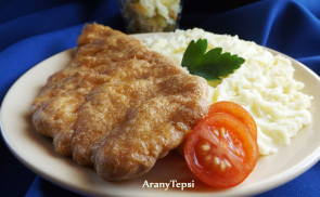 Kukoricalisztes párizsi csirkemell parmezános krumplipürével