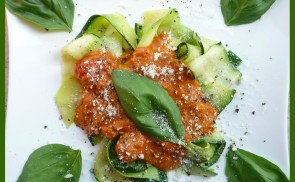 Zoodles (cukkinis tészta) paradicsomszósszal