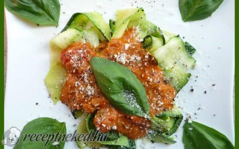 Zoodles (cukkinis tészta) paradicsomszósszal