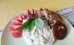 Grillezett csirkecombok almás-medvehagymás zellerpürével