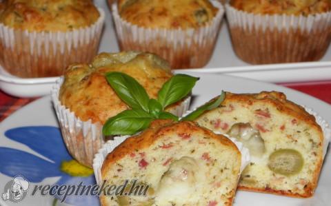 Sajtos-sonkás muffin olajbogyóval