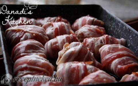 Baconbe tekert fasírt