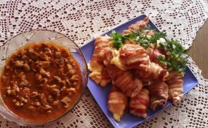 Baconbe tekert sajtos csirkemell gombamártással