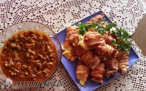 Baconbe tekert sajtos csirkemell gombamártással