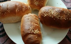 Virslis-szezámmagos kifli