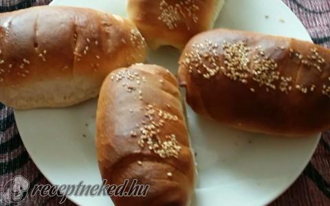 Virslis-szezámmagos kifli