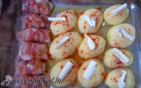 Baconba göngyölt mustáros csirkemell sajtos burgonyával