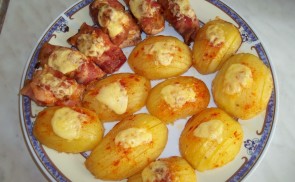 Baconba göngyölt mustáros csirkemell sajtos burgonyával
