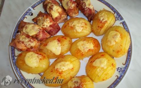 Baconba göngyölt mustáros csirkemell sajtos burgonyával