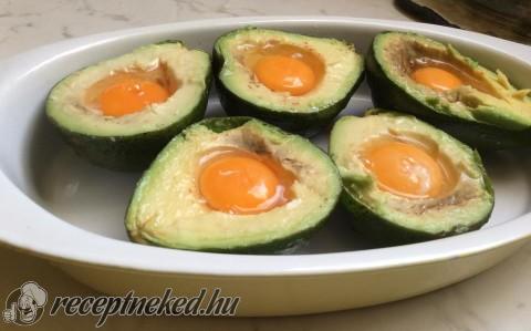 Avocadoban sült sajtos baconos tojás
