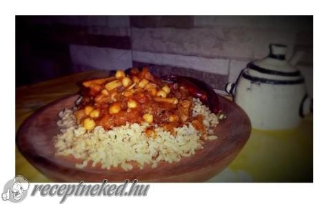 Indiai sertés csicseriborsóval (Pandi Chana Curry)