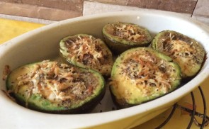 Avocadoban sült sajtos baconos tojás