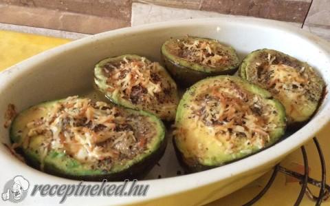 Avocadoban sült sajtos baconos tojás