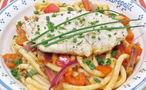 Fűszeres csirkemell mediterrán tésztán