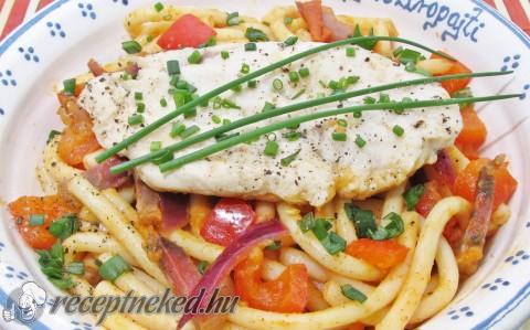 Fűszeres csirkemell mediterrán tésztán