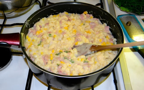 Galuska sonkás-kukoricás sajtmártásban