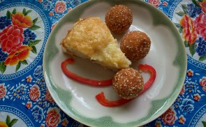 Sajtos csirkemell szezámmagos rizsgolyóval