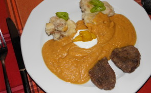 Vadas marhaszelet zsemlegombóccal