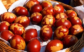 Hagymahéjjal festett, berzselt tojás