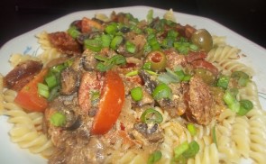 Fusilli gombapörkölttel, kolbásszal