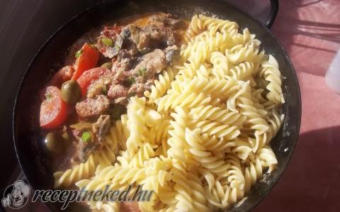 Fusilli gombapörkölttel, kolbásszal