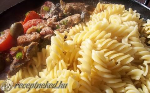Fusilli gombapörkölttel, kolbásszal