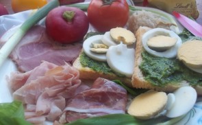 Húsvéti reggeli sonkával, tojással, pestos toasttal