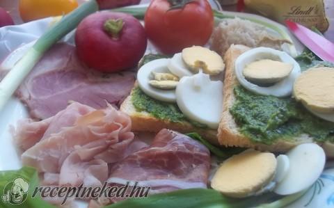 Húsvéti reggeli sonkával, tojással, pestos toasttal