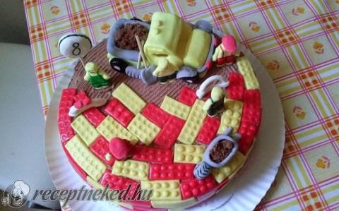 Lego torta csokis vajkrémmel