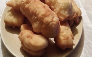 Kolbásszal és sajttal töltött lángos