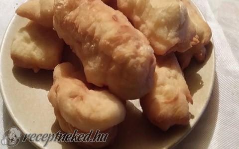 Kolbásszal és sajttal töltött lángos
