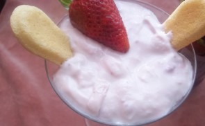 Mascarponés-epres joghurt eperlikőrrel