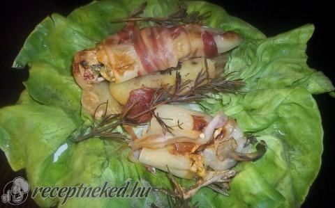 Chilis-medvehagymás vajkrémmel töltött paprika bacon köntösben