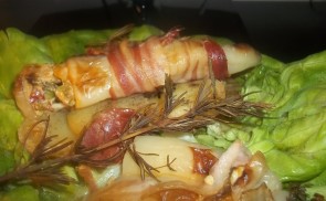 Chilis-medvehagymás vajkrémmel töltött paprika bacon köntösben