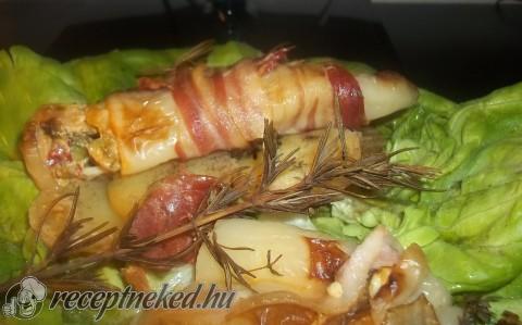 Chilis-medvehagymás vajkrémmel töltött paprika bacon köntösben