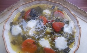 Medvehagymás zöldségleves mozzarellával