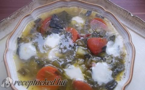 Medvehagymás zöldségleves mozzarellával