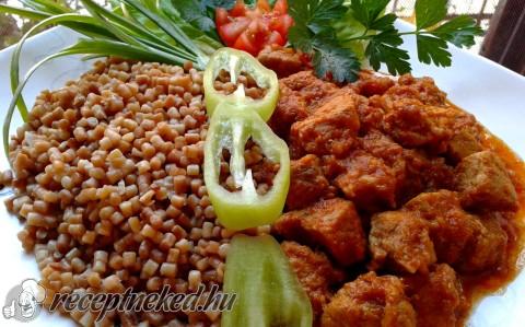 Vörösboros, áfonyás vaddisznópörkölt