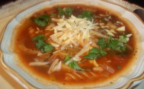 Kertészlány leves orsótésztával, parmezánnal
