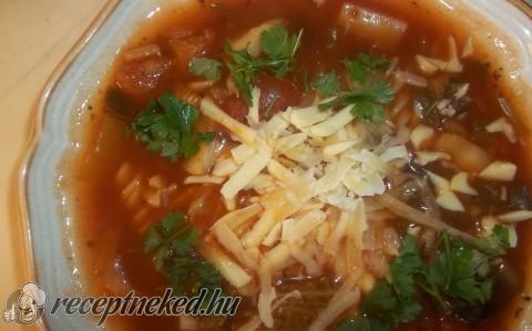Kertészlány leves orsótésztával, parmezánnal